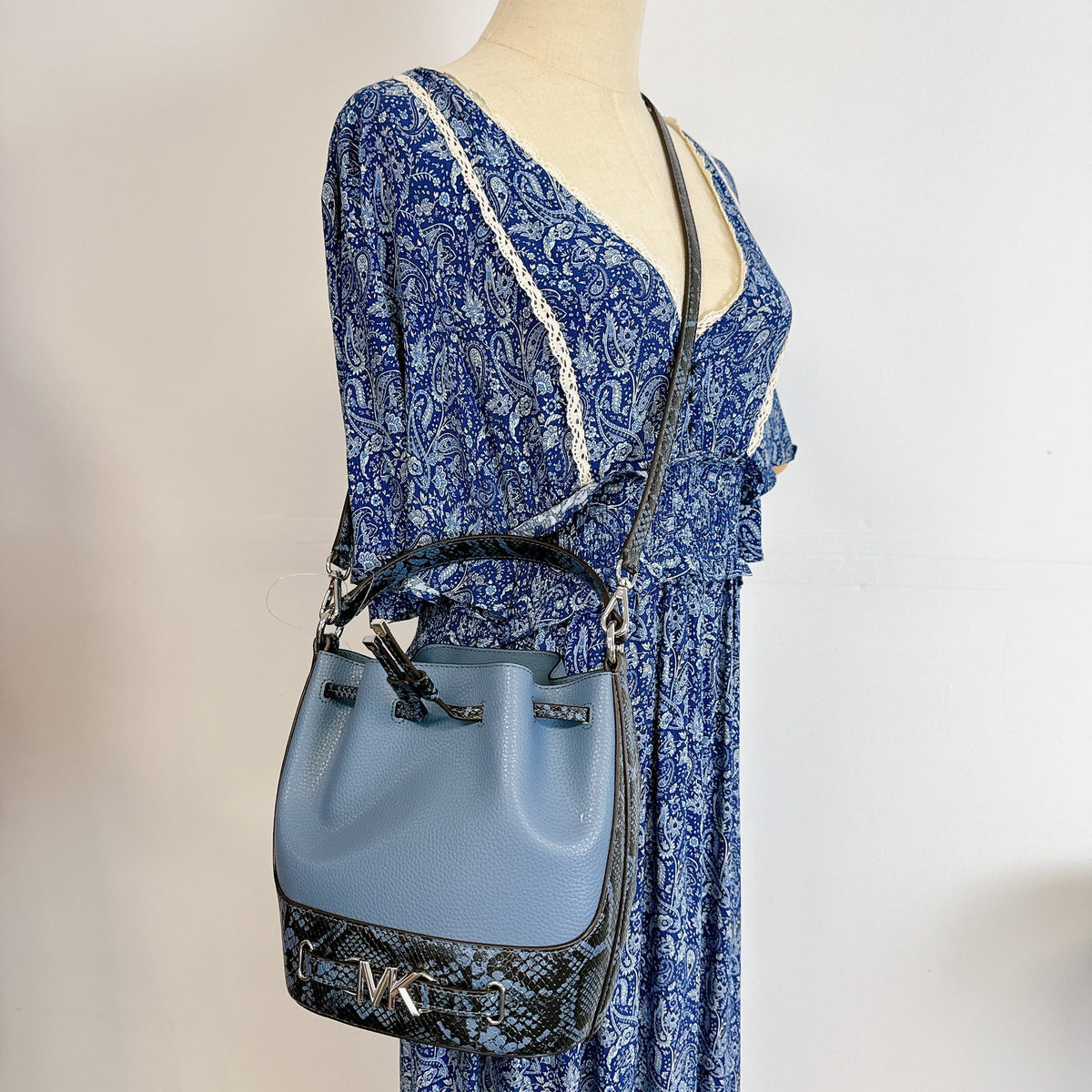 Leather Reed Kors 35S4S6RM6U IN Messenger DENIM Bucket Michael Medium Crossbody Belted